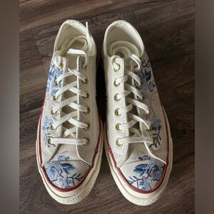 Women’s Converse size 8 white leather floral embroidered low top sneaker